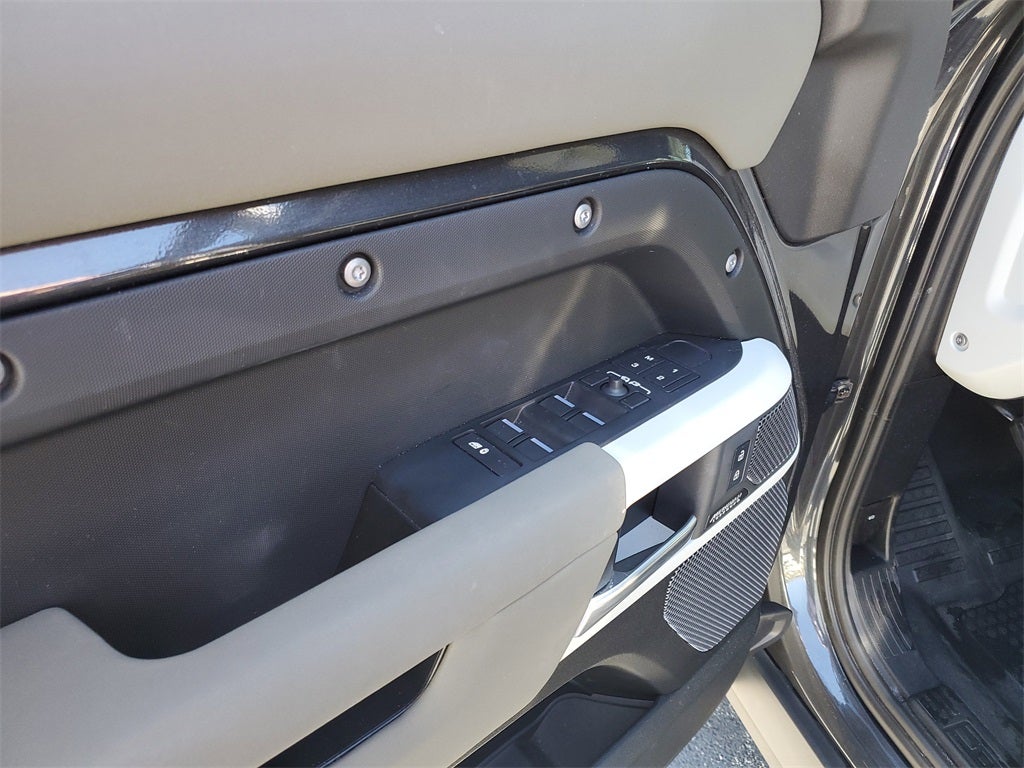 2023 Land Rover Defender 110 SE