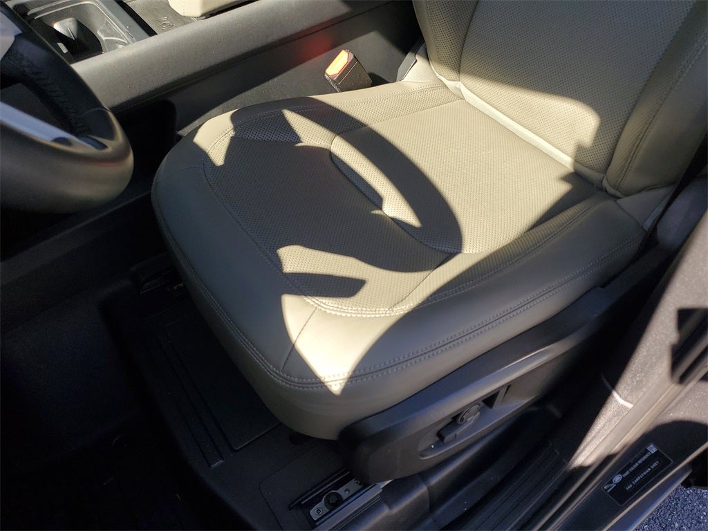 2023 Land Rover Defender 110 SE